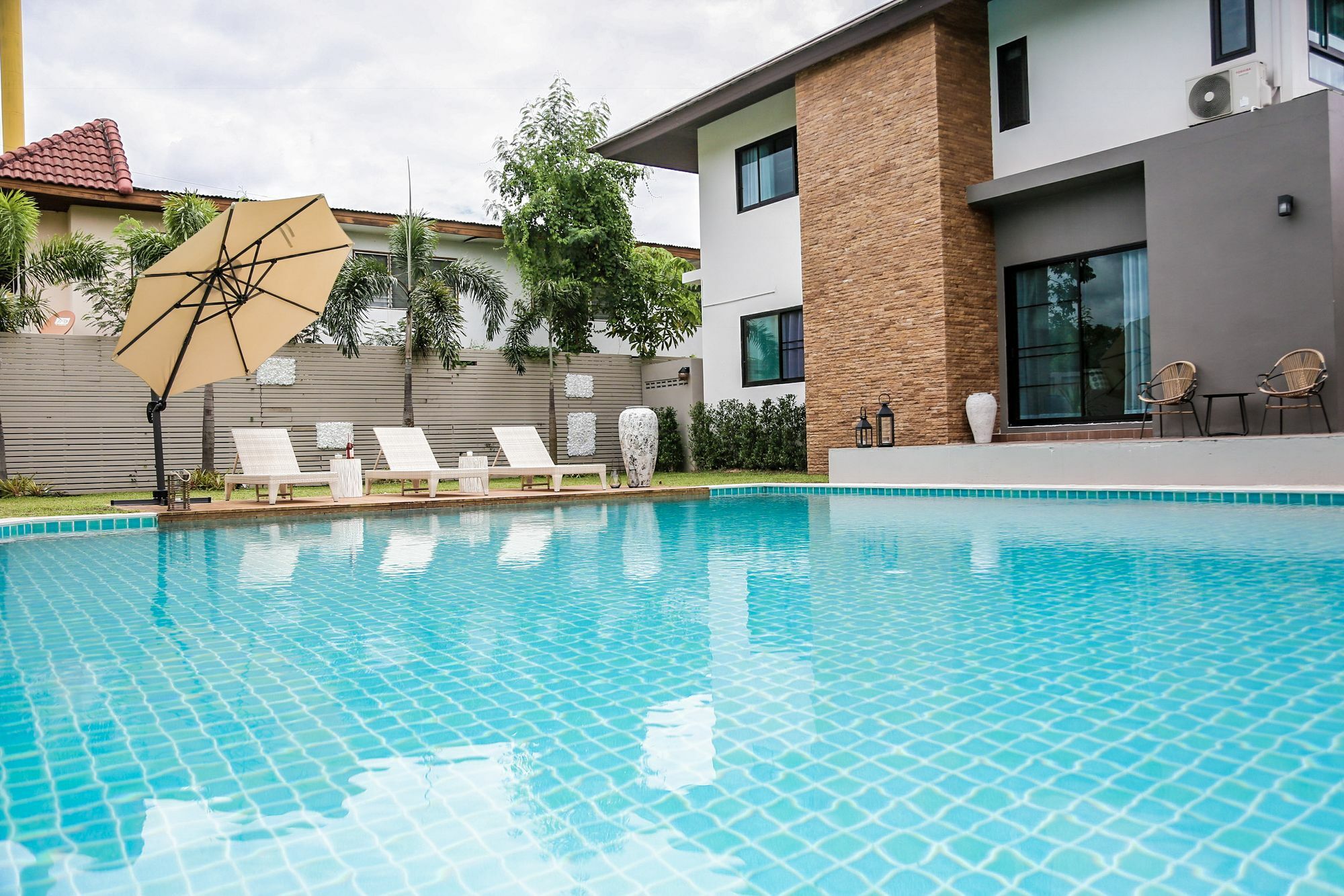 Moin 1617 Luxury Double-Pool Villa Чиангмай Экстерьер фото